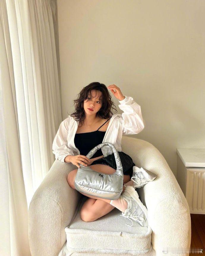 #李惠利近照状态#洒脱从糟糕事情中跳脱出来，李惠利最新更新ins，姐姐要多尝试啊