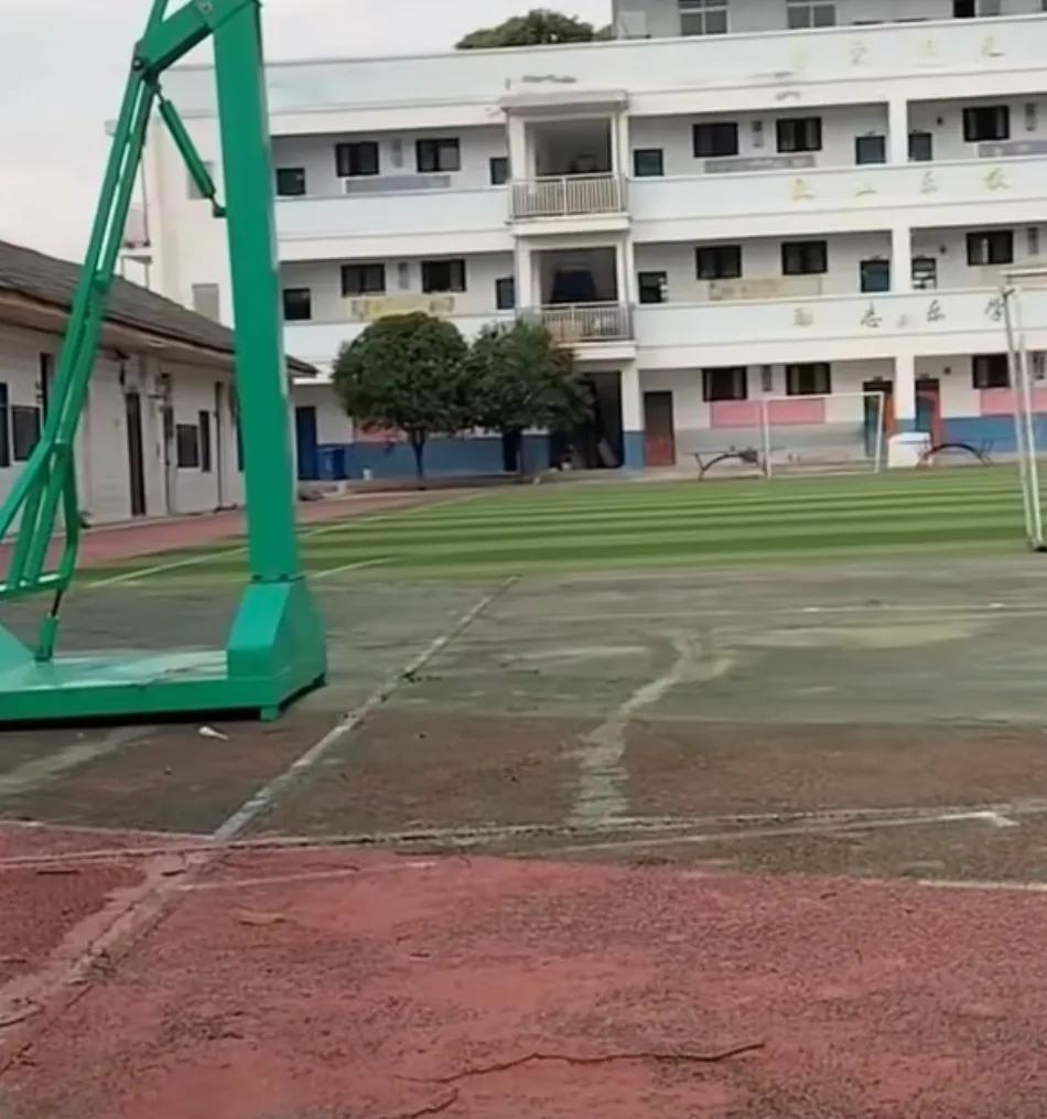 过去农村虽然很穷，但家家户户热闹非凡，男女老少聚在一起干活，包括割稻、收麦子，忙