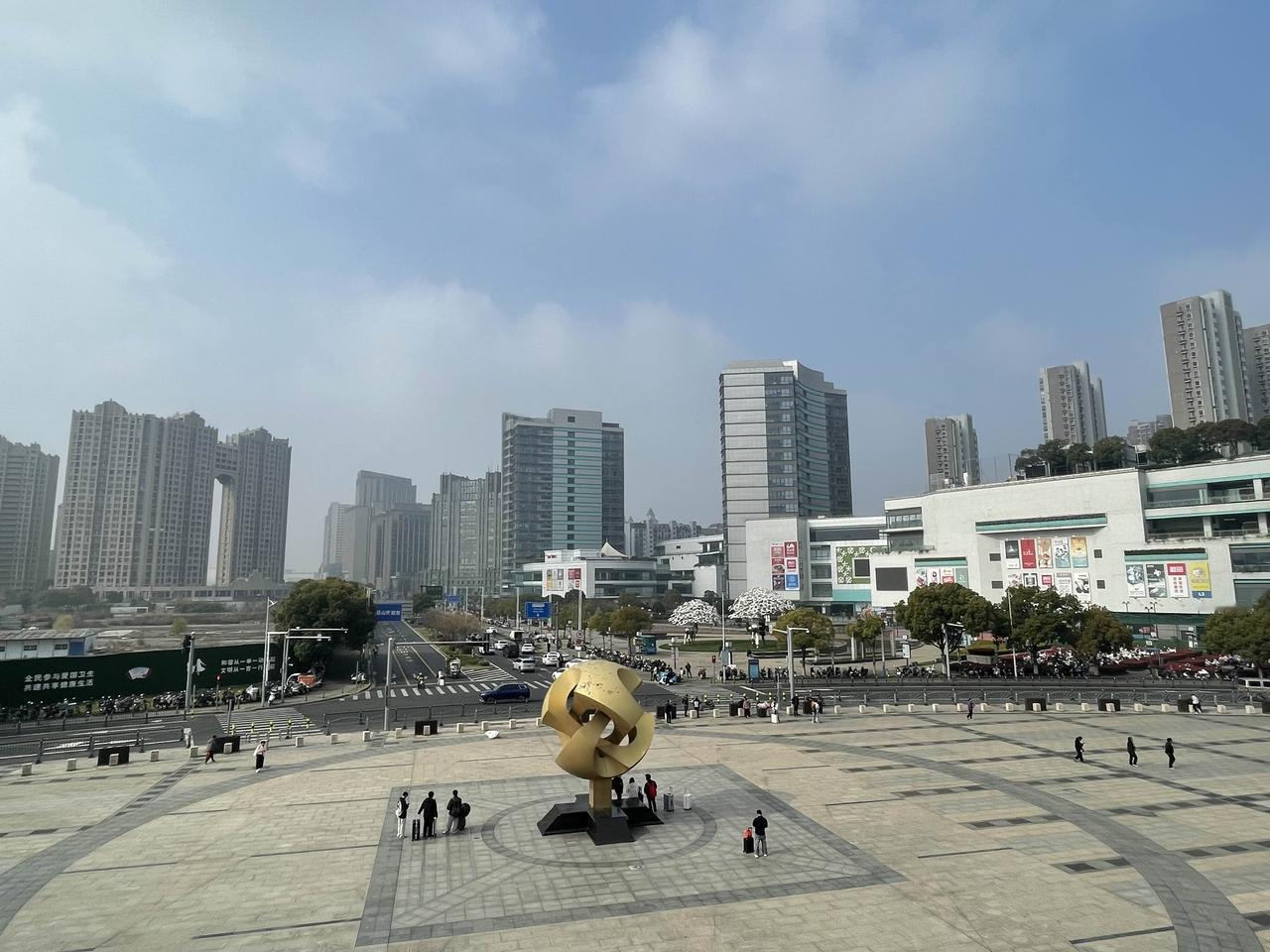 2026年3月25日上午9点半，昆山火车站现状，很多人大包小包准备离开这里，也有