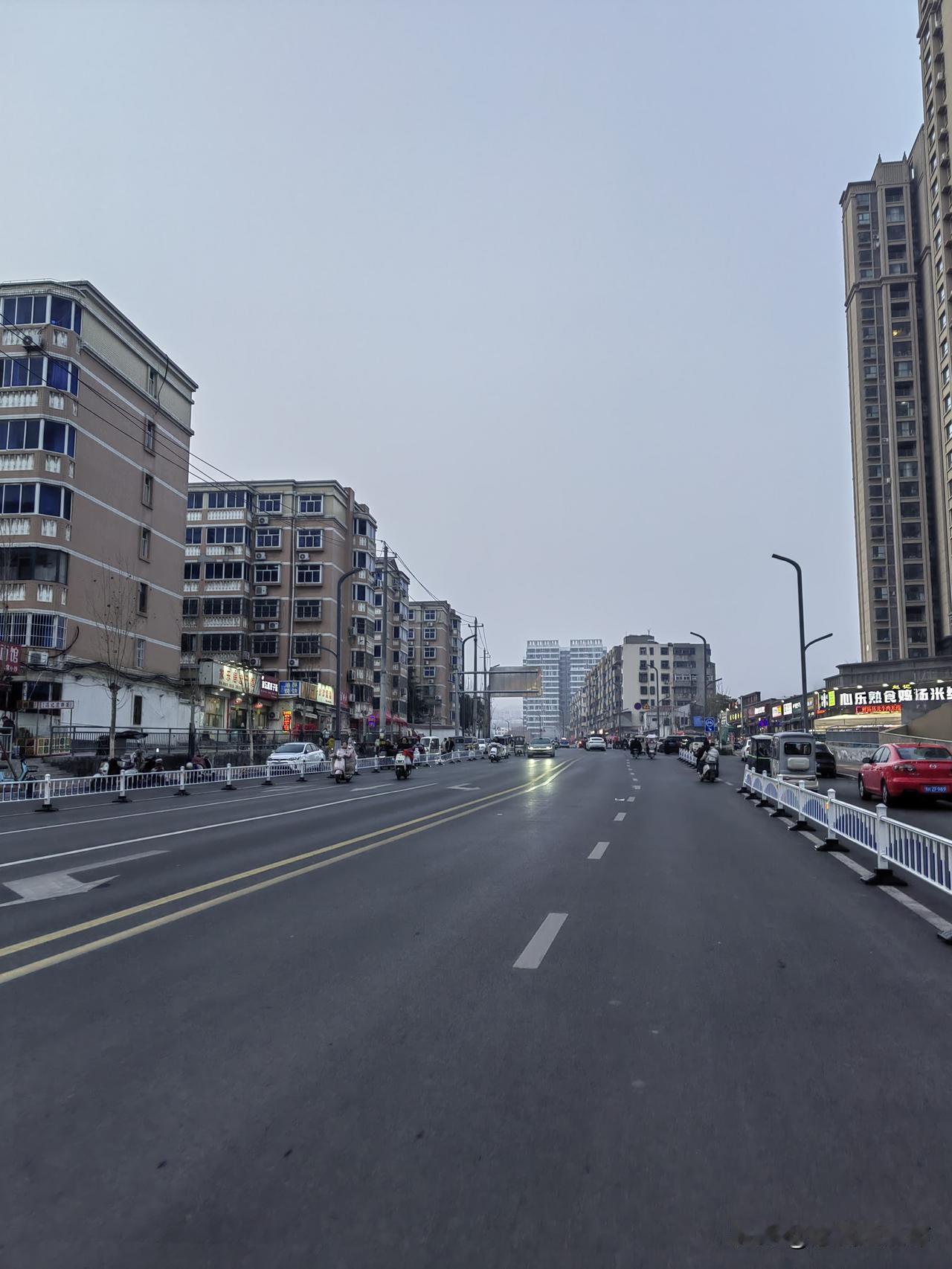 陶瓷路现在建设的这么宽，一看就像大城市的感觉，回想起几年前，这还是一条破烂不堪的