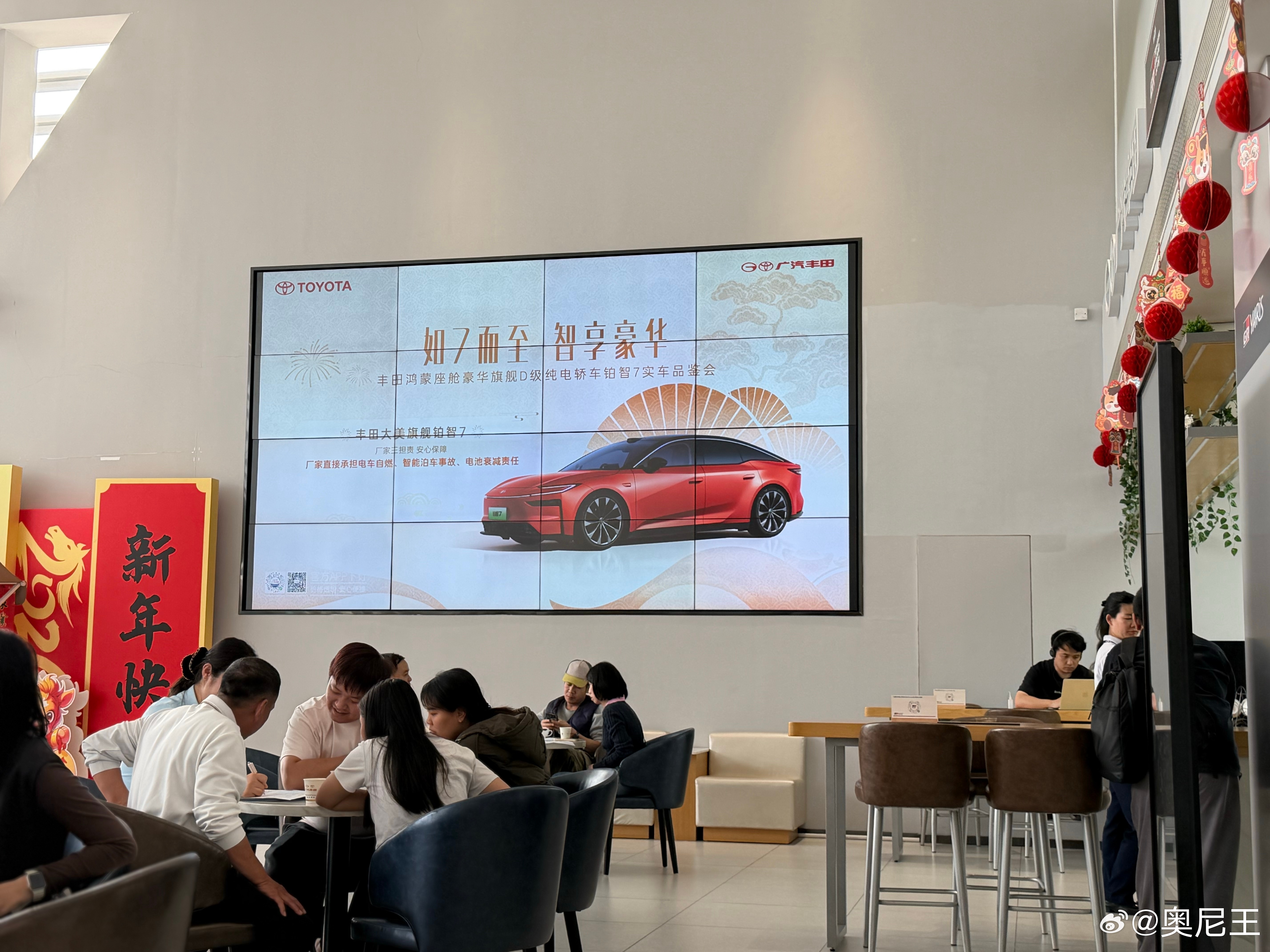 这两天，广汽丰田铂智7的实车陆续到店了。作为品牌智电转型的旗舰轿车，3月5日开启