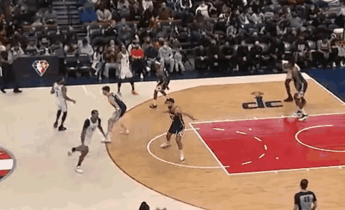 明修栈道暗度陈仓，这是篮球场上最鸡贼的战术。