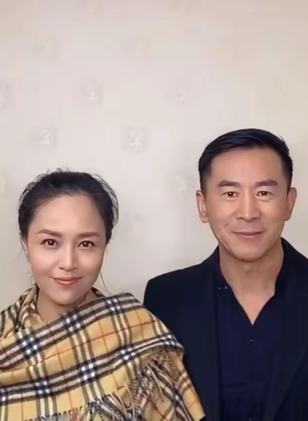 说好了不生孩子，
只要这两位明星说到做到了，
演员马诗红和于莉红结婚26年，一直