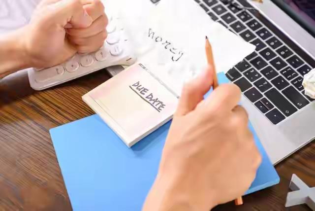 36岁脑梗负债25万，左手颤抖的他拒绝“暴富神话”，靠“每日50元”笨功夫逆袭：