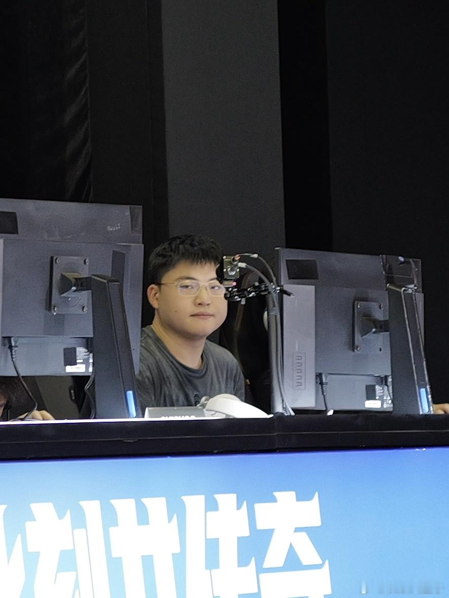 2025联盟嘉年华 联盟表演赛现场人太多了，嫂子从犄角旮里捏了几张[柯基]好久不