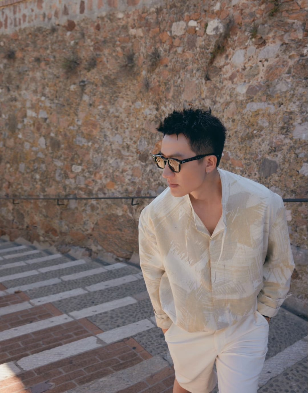 黄轩日常穿搭，墨镜+立领衬衫+短裤～“旧照新发🤫有点想念夏天…” 