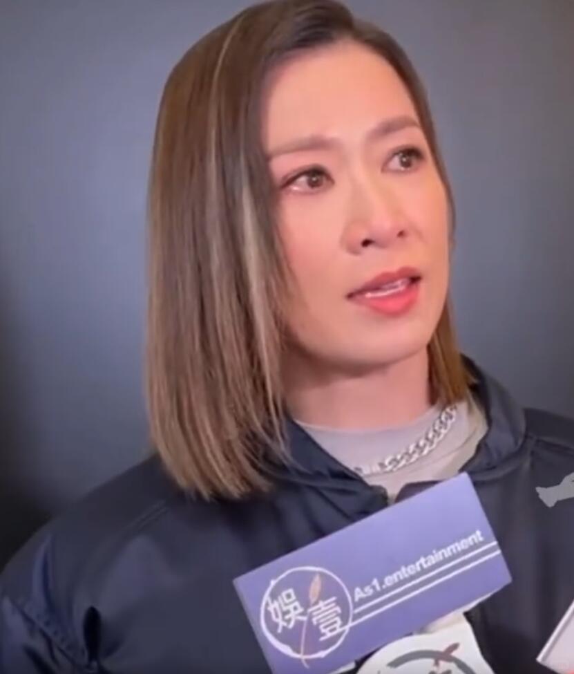 记者问佘诗曼：“许绍雄老师去世了，在你眼里他是怎样的一个人？”佘诗曼一秒落泪，哽