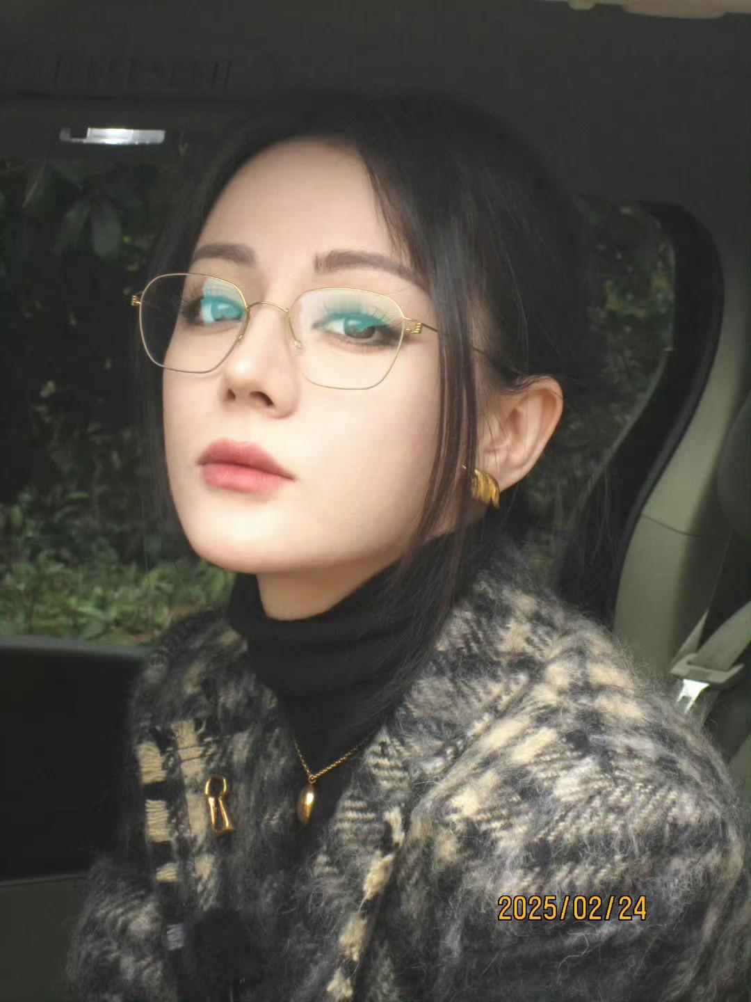 迪丽热巴《开始推理吧3》上班造型图🈶️ 智性恋的人有福气了！金丝框眼镜一戴完全