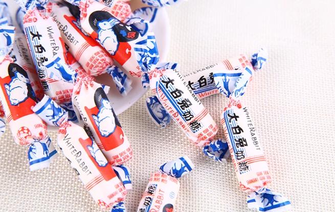 金丝猴和大白兔奶糖，分别属于两家企业，然而知名度最高的还是大白兔，那独特而简约的