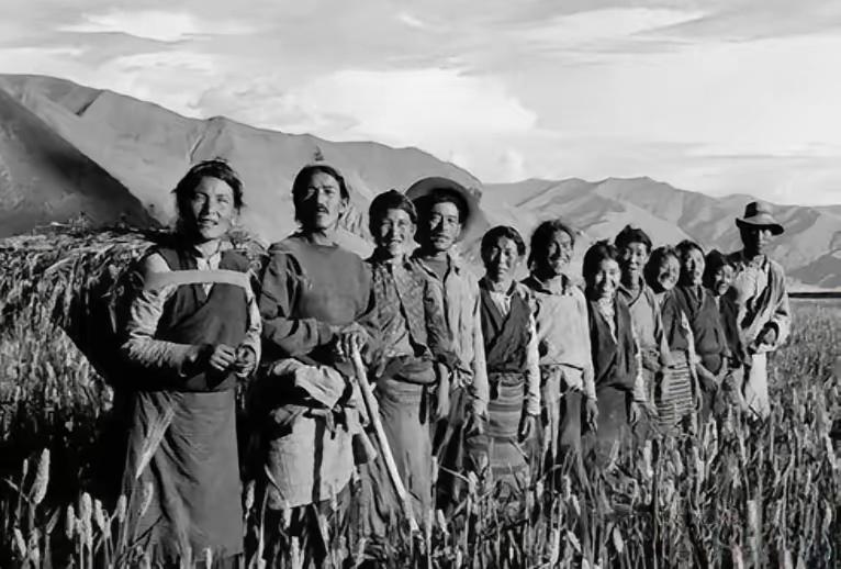 1959年8月，日喀则专署派出一支十二人组成的民主改革工作队，深入扎东地区帕羊一