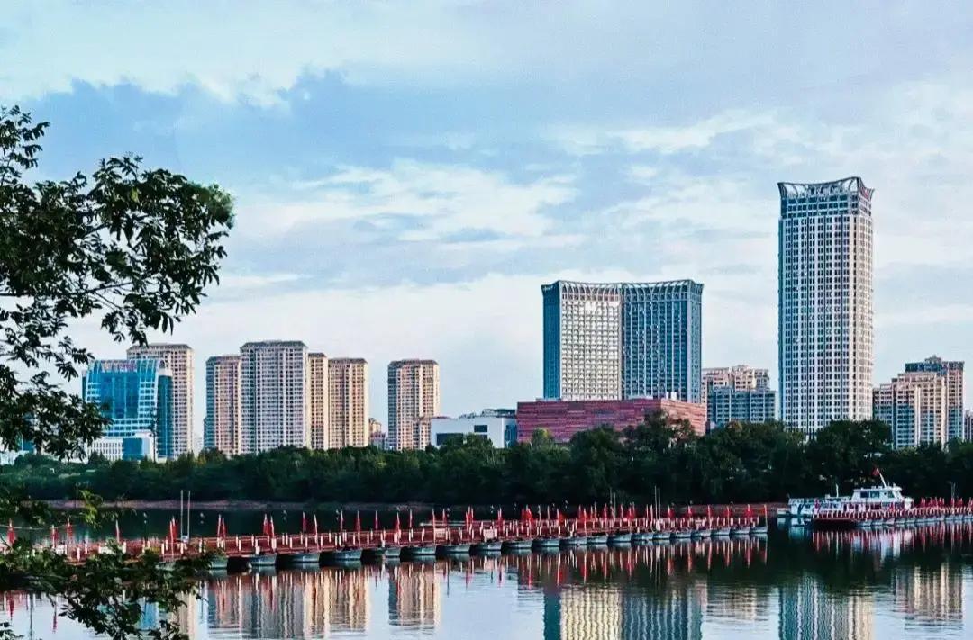 高铁为啥变成了普速？江西这条南北大动脉，规划来了个急转弯。

景鹰瑞铁路，喊了多