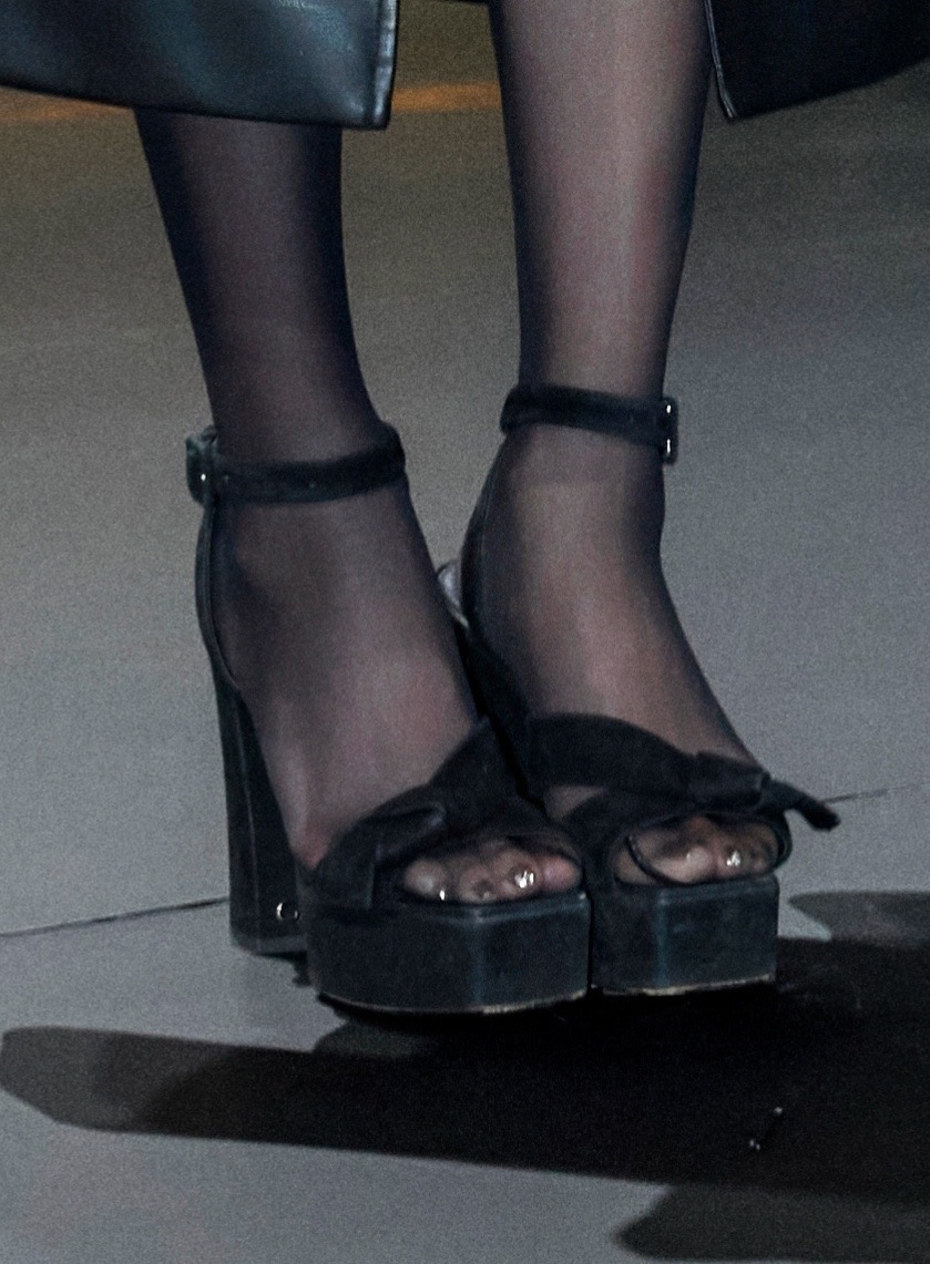 工作人员曝张雨绮又怀了 张雨绮黑色皮大衣 黑色皮连身包臀裙 黑丝玉足 黑色高跟鞋