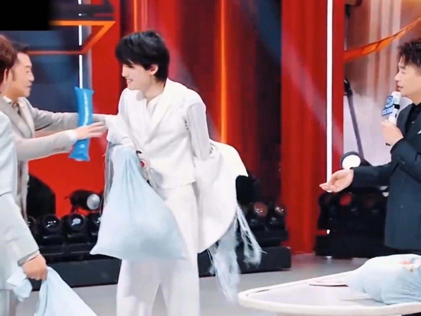 宋亚轩一脱衣服全场尖叫，好显身材比例呀 ​​​
