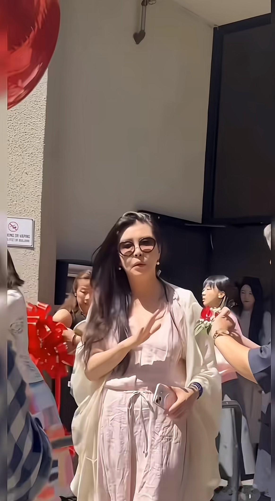 网友偶遇王祖贤，你能看出是她嘛？这是一点之前的影子都没有了，纯纯的一路人大妈的即