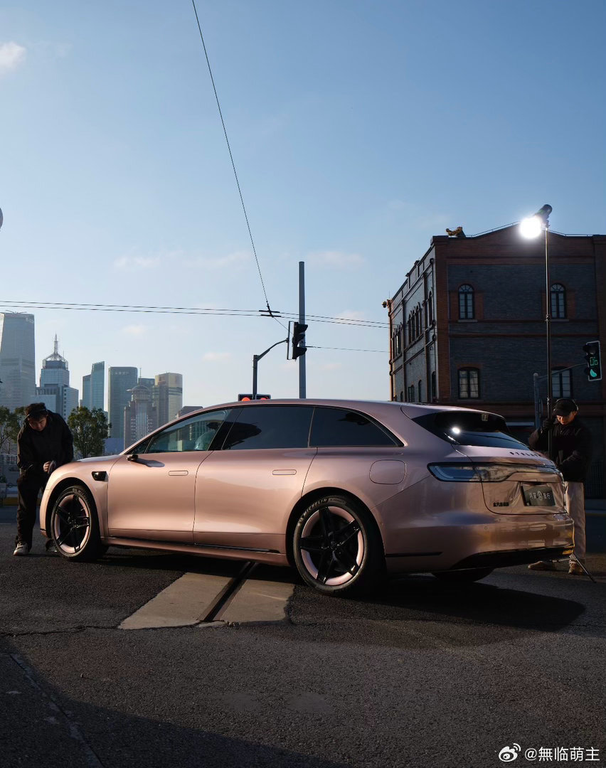 享界S9T粉色实车曝光粉色S9T拿捏上海春天这抹温柔粉，把春天直接开上路！颜值与