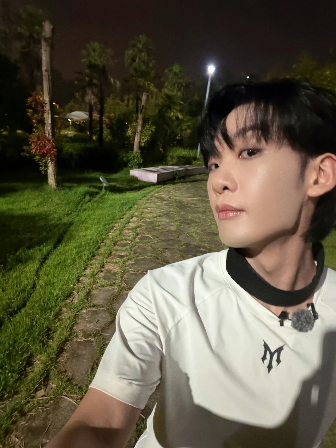王赫野张彬彬管健嘉晨与小考第一奖状合照恭喜三位拿下披哥二公小考第一名[哇]节目组