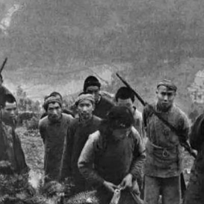 1938年，一个地主胆大包天，当众铡了一位八路军司令震慑百姓。萧华得知消息后勃然