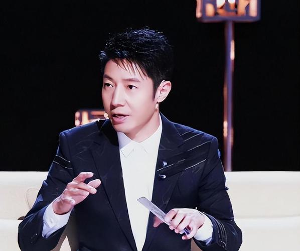 撒贝宁、张凯丽近日打卡青海“小三亚”德吉村，把这座黄河岸边的移民新村直接推到了全
