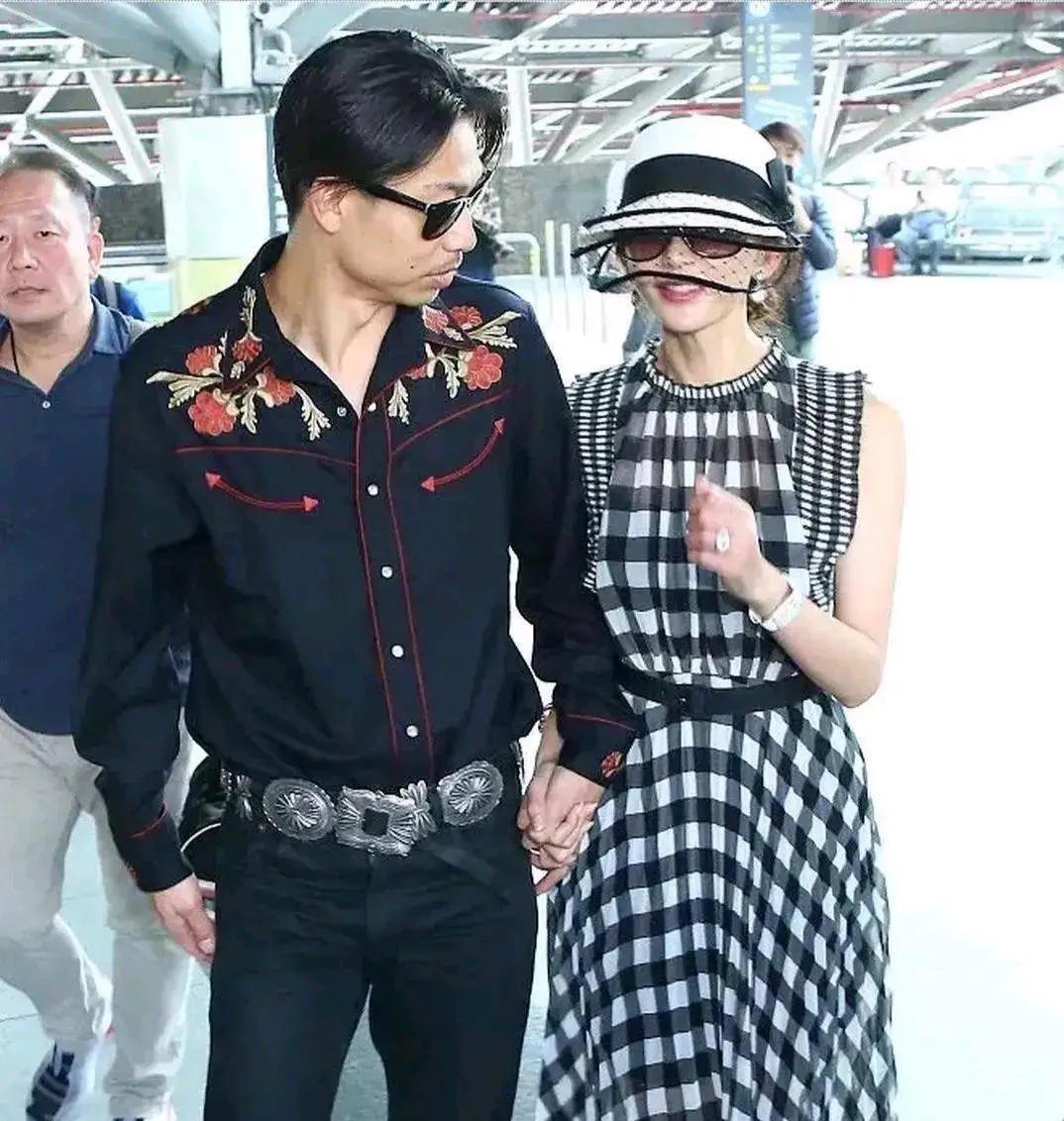 48岁的林志玲与日本老公黑泽良平一同现身机场，无疑成为了一道亮丽的风景线。这位不