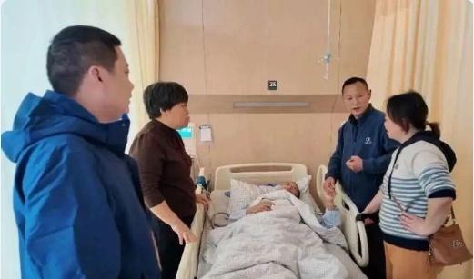 15 分钟基层担当暖人心15 分钟生死竞速，尽显基层担当。临海社区工作人员沈利兴