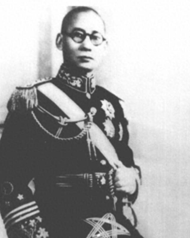1935年4月，3万红军走到了云南。蒋介石调了12万大军围追堵截，恨不得把红军按