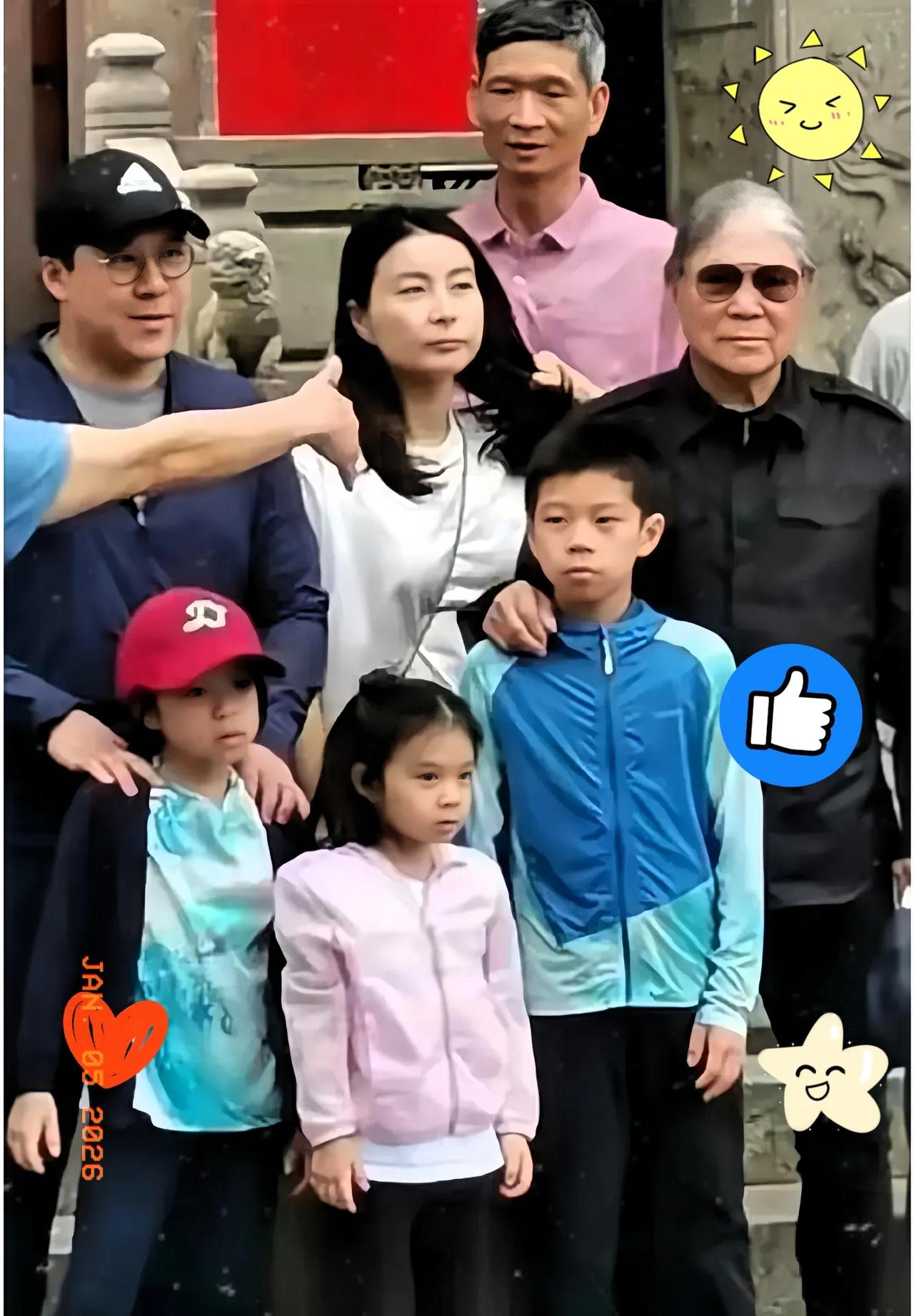 霍启刚总说，是郭晶晶改变了霍家的生活方式。以前家族聚会，满桌红酒雪茄，排场讲究得