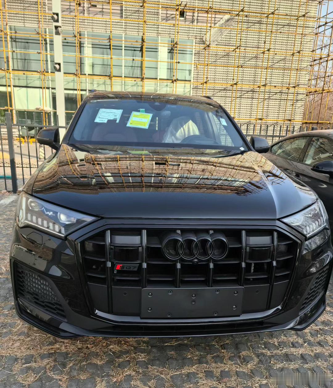奥迪SQ7 暗夜骑士版目前奥迪里唯一价格没崩的车110多万买辆大V8 除了外观低