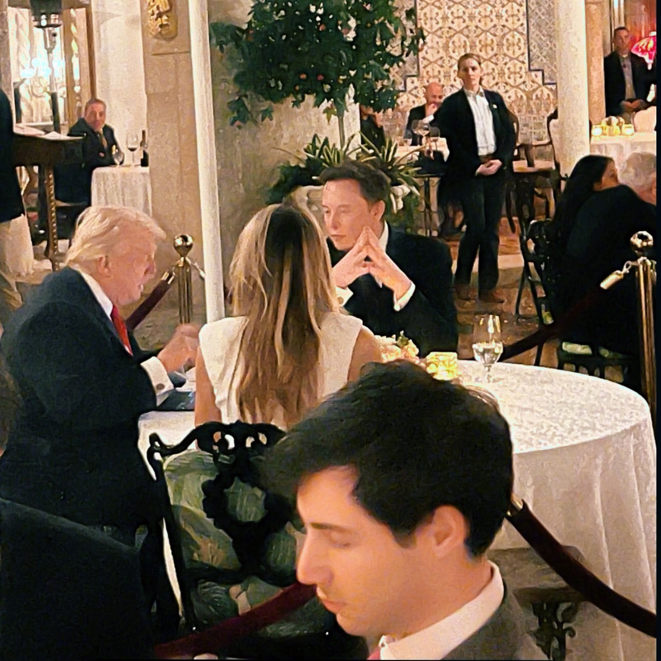 又和好了！！！特朗普携夫人梅拉尼娅及埃隆·马斯克在海湖庄园共进晚餐！特朗普说绝对