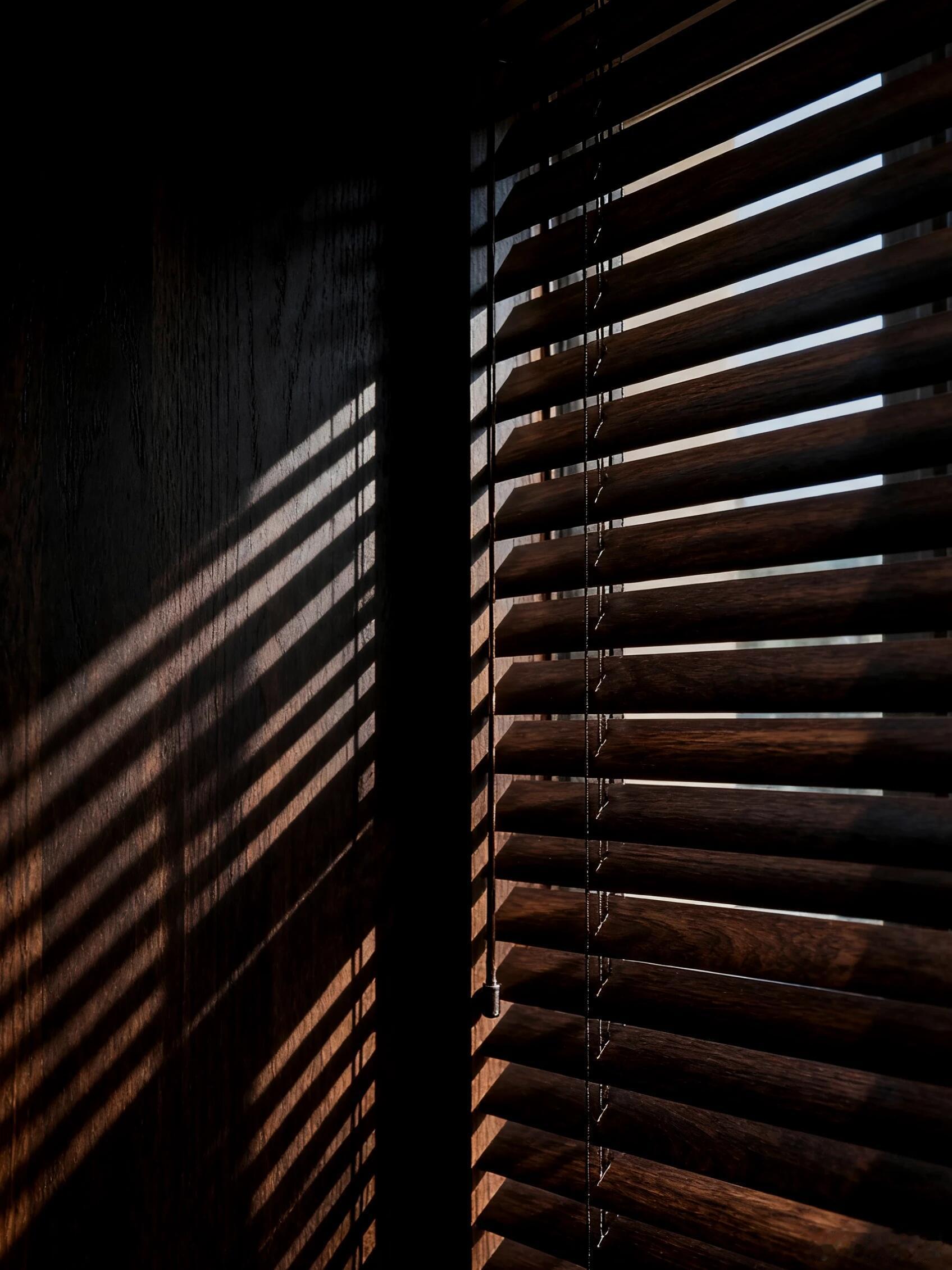 一眨眼就是一天，一抬头就是一年，一转身就是一辈子。不要觉得人生很长，你回头看曾经