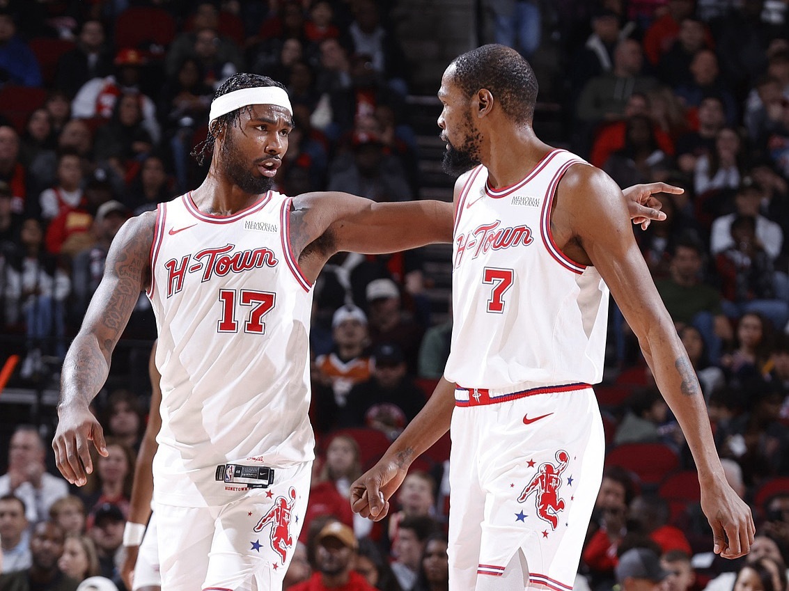 伊森为首发阵容一起出战时火箭的净效率为+45.2！在他和杜兰特、阿门、小贾、申京