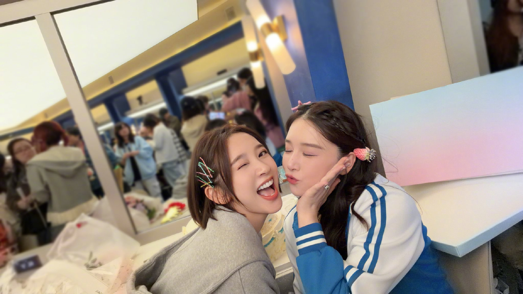 阚清子浪姐生日晒照阚清子浪姐生日晒照阚清子称在浪姐过生日很幸福浪姐节目组给阚清子