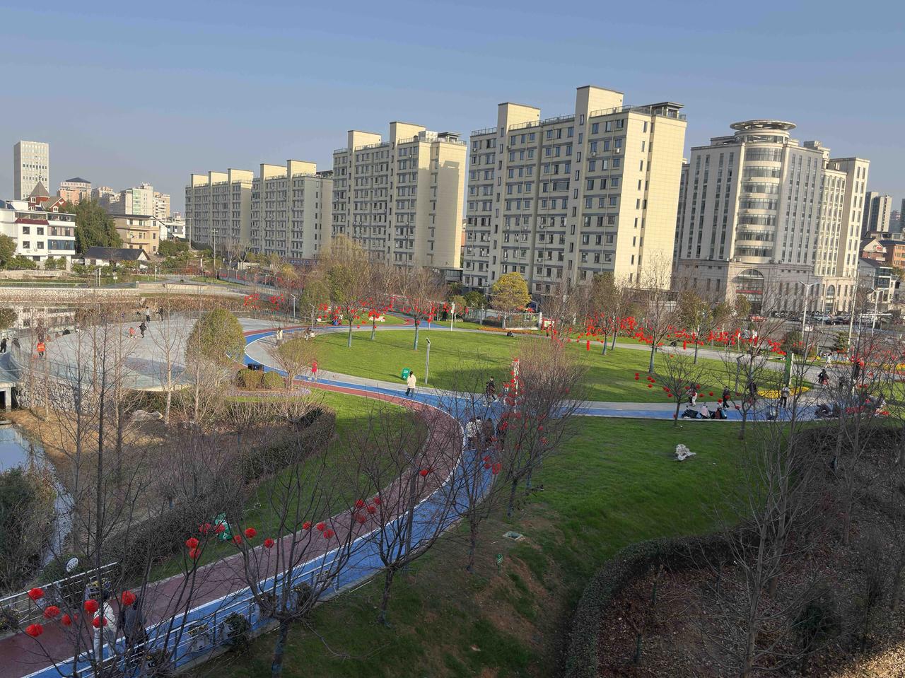 带着老妈出行，必须带着轮椅，滴滴打车有点麻烦。

出门时，第一位接单的司机师傅到