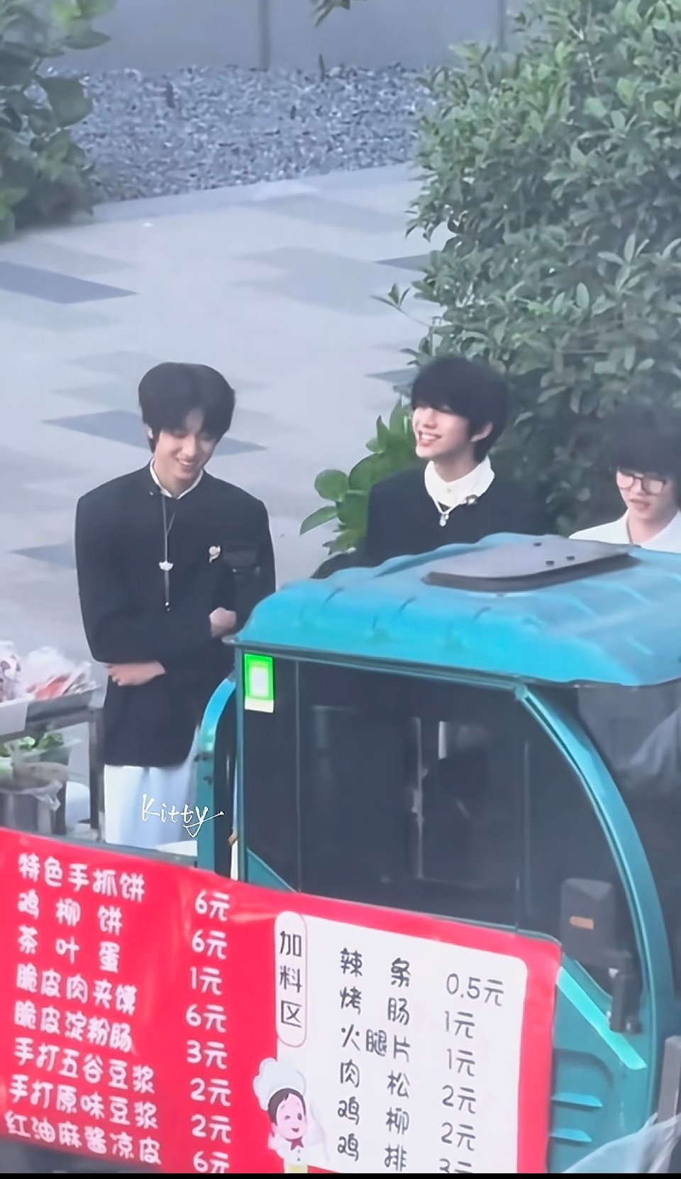 扮相这么帅以为是去谈合同结果呢是在等手抓饼 