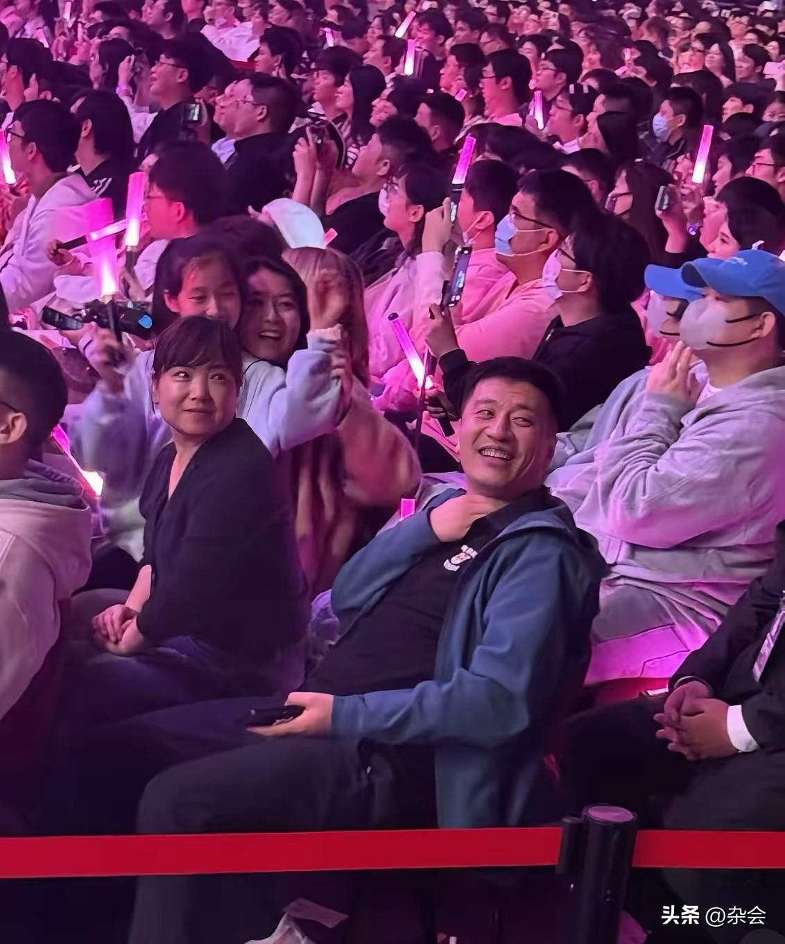 一张旧照，定格了幸福的瞬间，却成了让人心碎的回忆。
画面中他靠在座椅上，有家人相