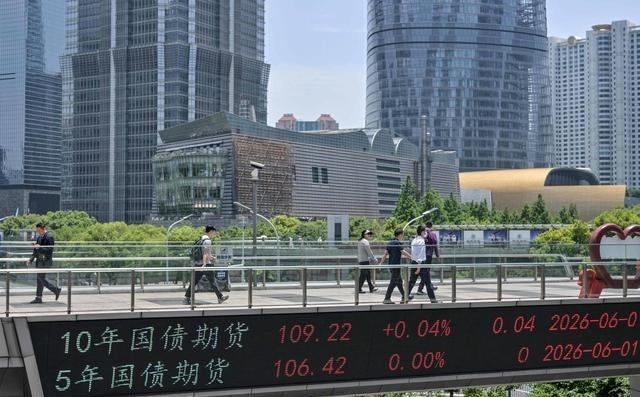 你抛美债，我抛中债！外资纷纷减持中国债，大量资金转头流向美国！2026年10月以