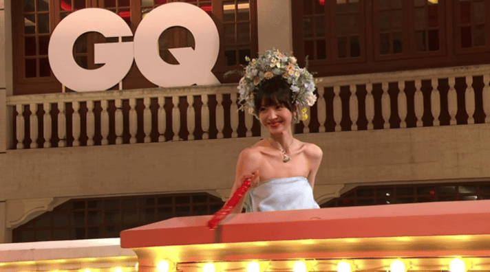 田曦薇把笑容收回时好瘆人[傻眼]她笑不及眼底，很没感染力的笑容……适合演白切黑的