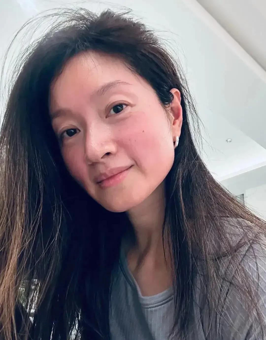 说真话，从来也没觉得沈佳妮有多漂亮过，可是她确实有种独特的气质，这就是朱亚文的老