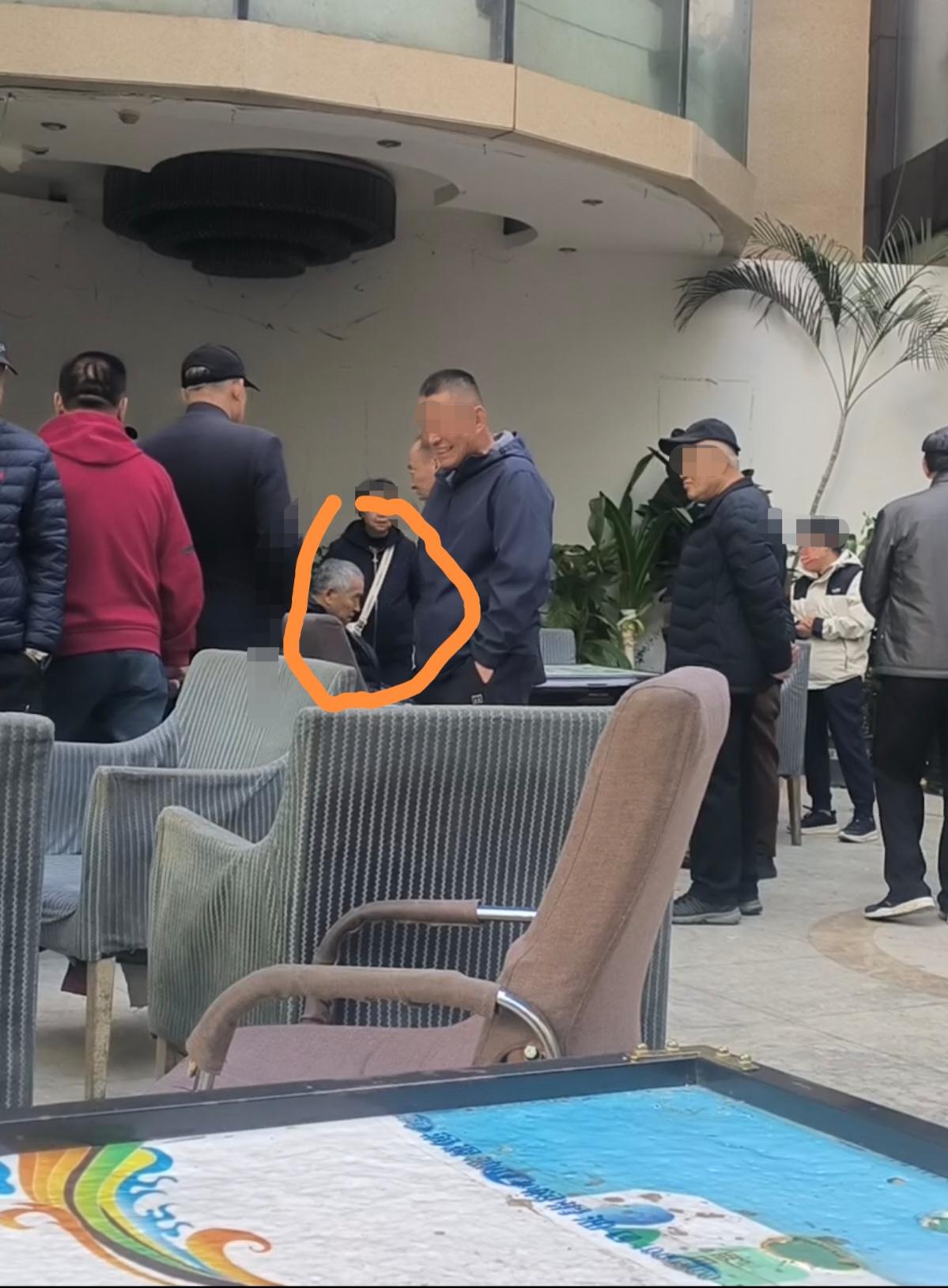 小区活动室，昨天一老哥被急救车拉走了，应该是突发脑梗！左半边不能动，意识模糊。