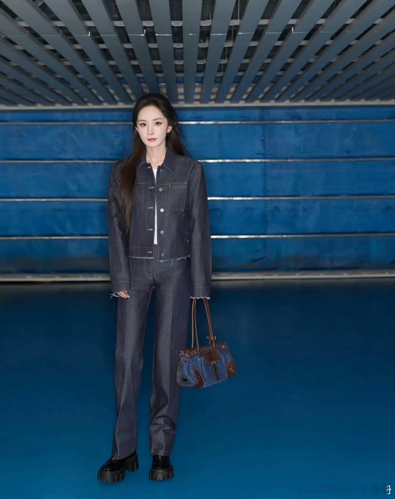 杨幂 柳智敏 Prada出发图撞衫，你Pick谁的表现力？ 杨幂柳智敏撞衫