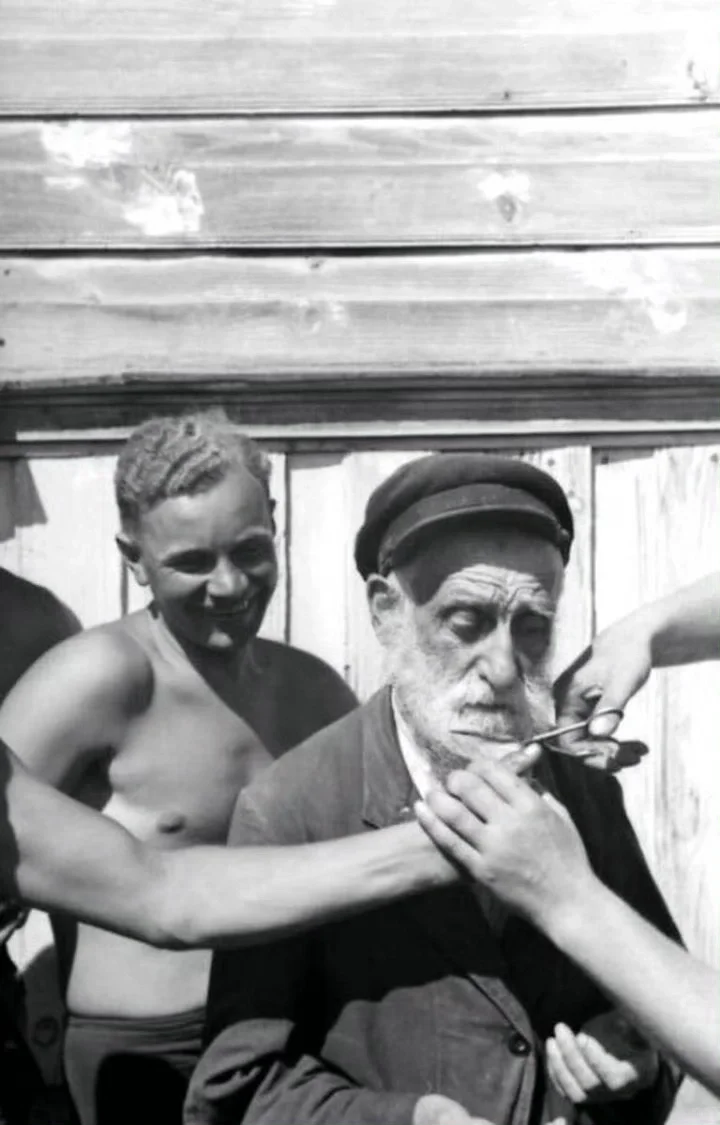 1941 乌克兰 为了取乐，几名德军士兵剪断了一位犹太老人的胡须 ​
