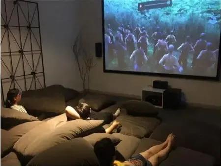 “挂羊头卖狗肉”！记者暗访某私人影院，被强制选择女孩陪侍，最低都要299元，女孩