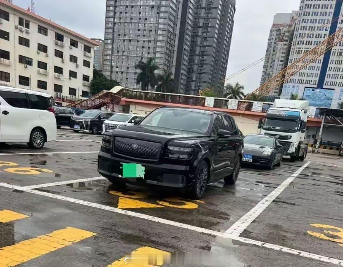 #SUV[超话]#停车场猛的一抬头以为是一辆“库里南”再定睛一看，。。。是丰田的