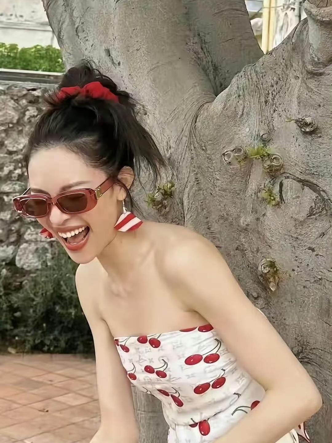 钟楚曦这哪像是在穿衣服，简直像随手扯了块布就出门了。 