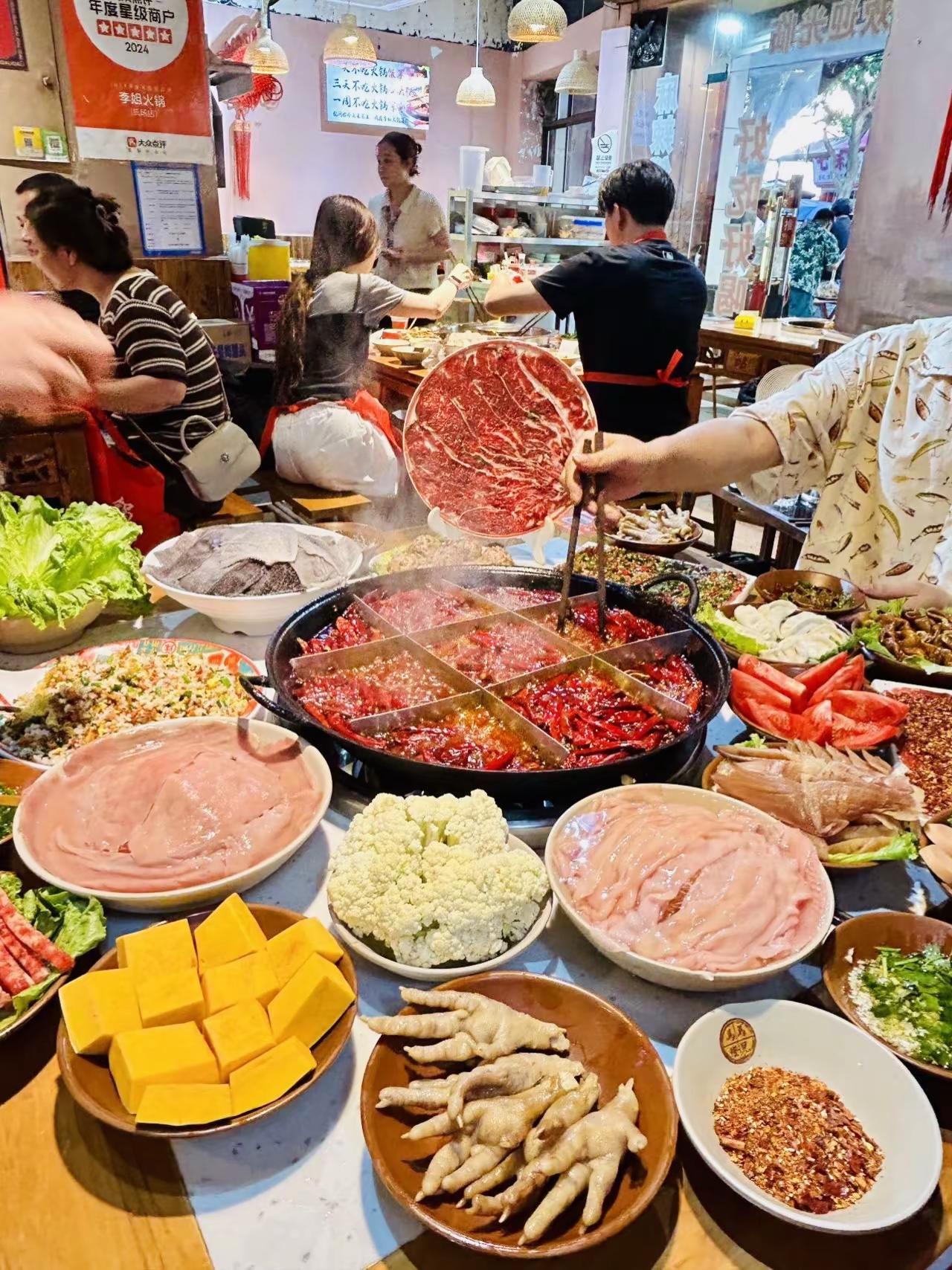 带家人游重庆！找到一家全家都爱吃的机场老火锅🥘本地朋友给我推荐的这家20年社区