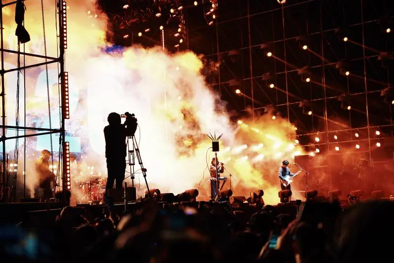 演唱会镜头扫到10秒拥抱，女主遭900次死亡威胁，反转后全网沉默了？
 
谁能想