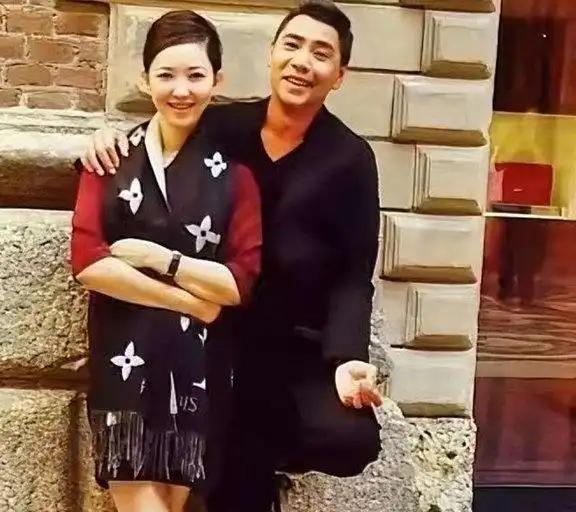22岁的歌手屠洪刚在美国演出时，遇到了年仅19岁的中美混血美女黛西，屠洪刚被深深