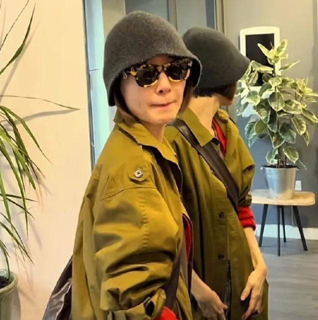 前段时间刷到鲁豫在伦敦逛市集的照片，差点没认出来。纯色上衣配直筒裤，脸上挂着肉，
