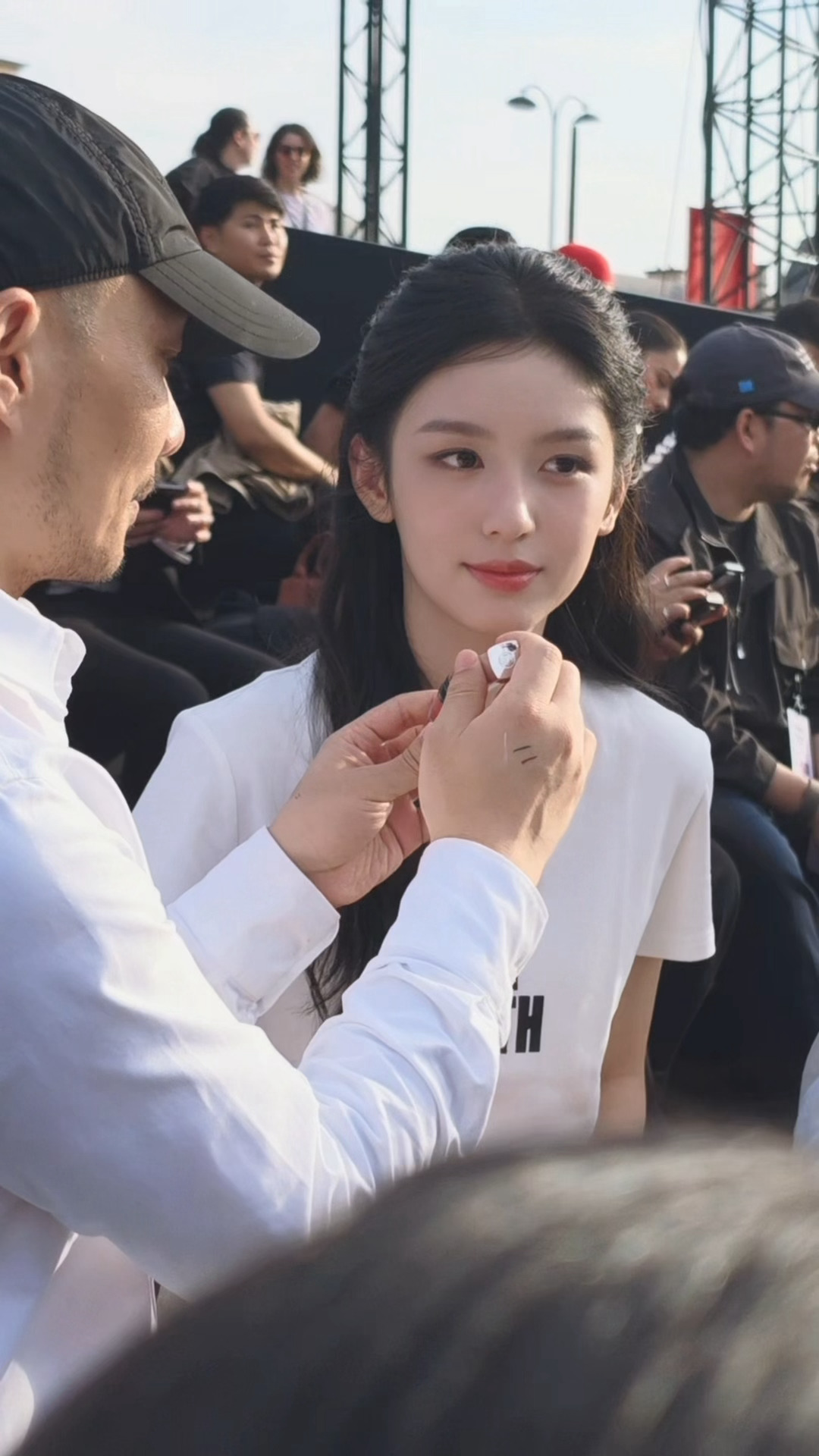 周也这张脸太让人有购买欲了…最好的广告位[awsl] 周也亮相巴黎欧莱雅大秀 周