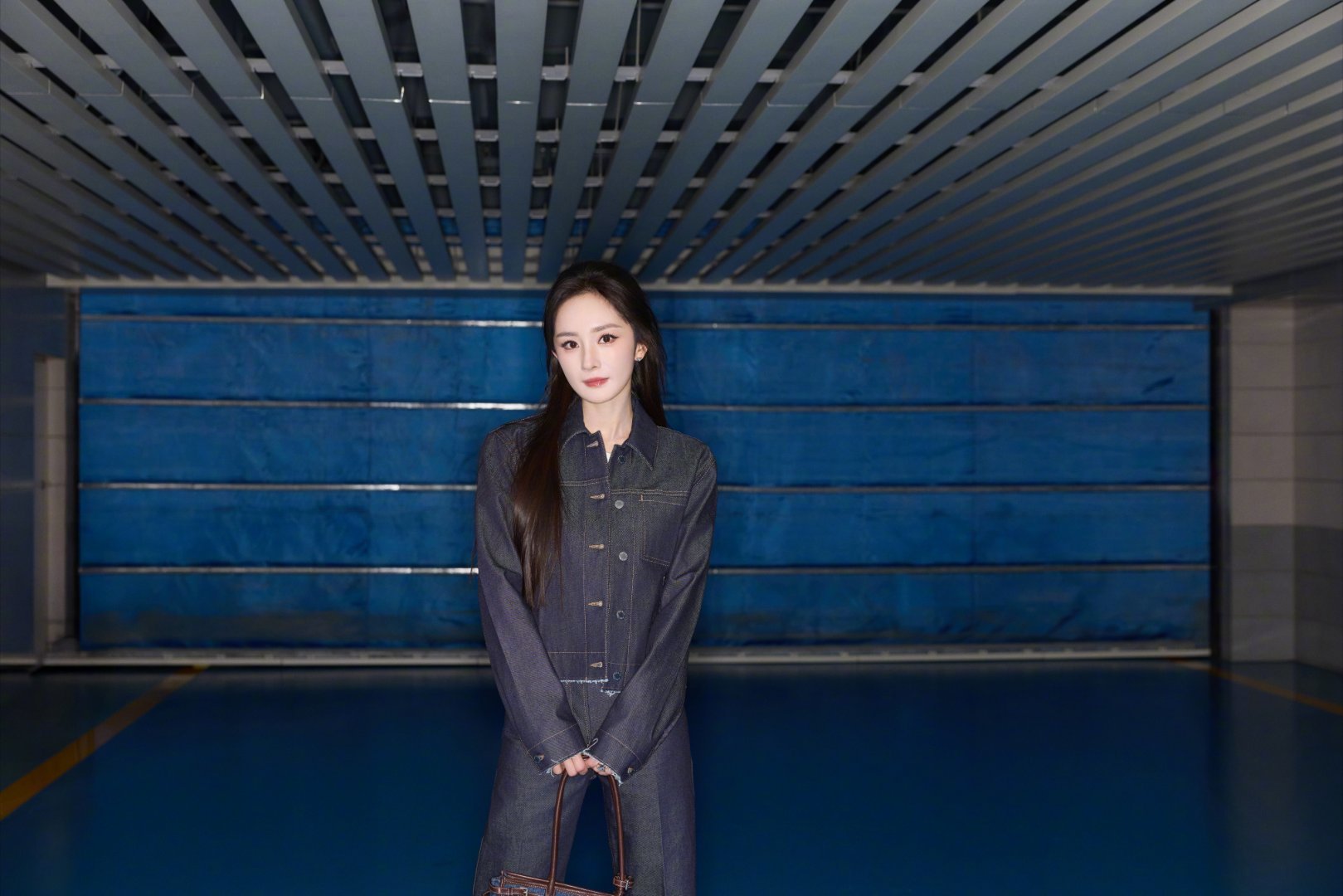 Prada出发图期待代言人杨幂在米兰大放光彩！ 