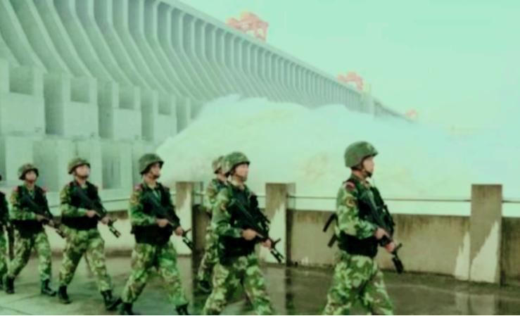 “站住，不许动！”2005年，三峡大坝的警卫人员在日常巡逻时，发现了三名鬼鬼祟祟